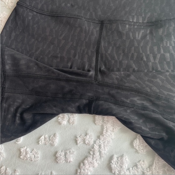 Women’s 2 LULULEMON Align High-Rise Short 6” Segment Emboss Black - Picture 6 of 7